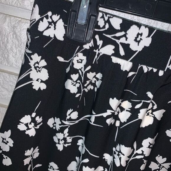 😊 3/$30 
NWT •Leota• skirt black&white floral design, Sz S, non-wrinkle stretch - Picture 6 of 9